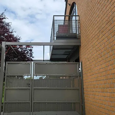 A La Salle De Jeux Et Son Jardin Autour De La Cabane Verte Dinant Exterior foto