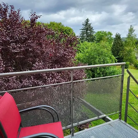 A La Salle De Jeux Et Son Jardin Autour De La Cabane Verte Dinant Exterior foto