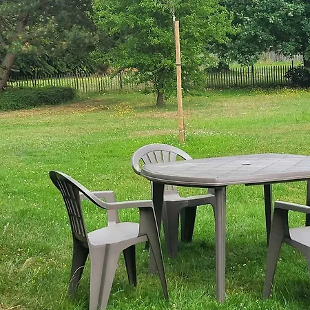 A La Salle De Jeux Et Son Jardin Autour De La Cabane Verte Dinant Exterior foto
