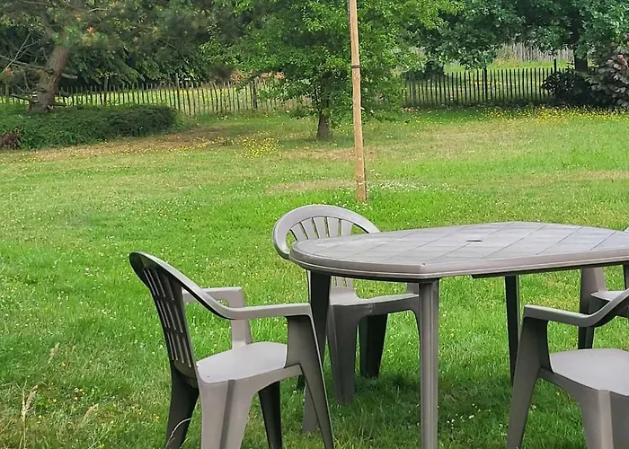 A La Salle De Jeux Et Son Jardin Autour De La Cabane Verte