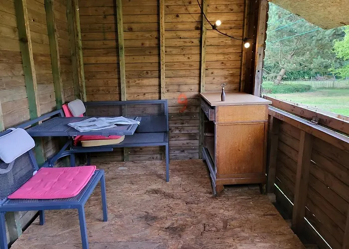 A La Salle De Jeux Et Son Jardin Autour De La Cabane Verte