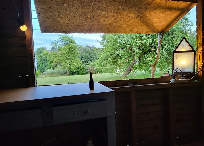 A La Salle De Jeux Et Son Jardin Autour De La Cabane Verte