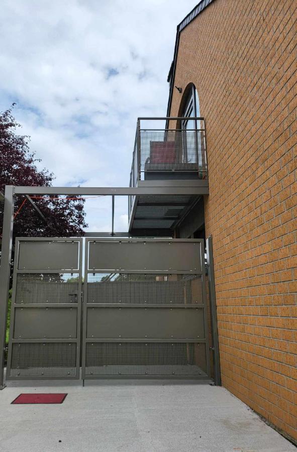 A La Salle De Jeux Et Son Jardin Autour De La Verte Apartment *